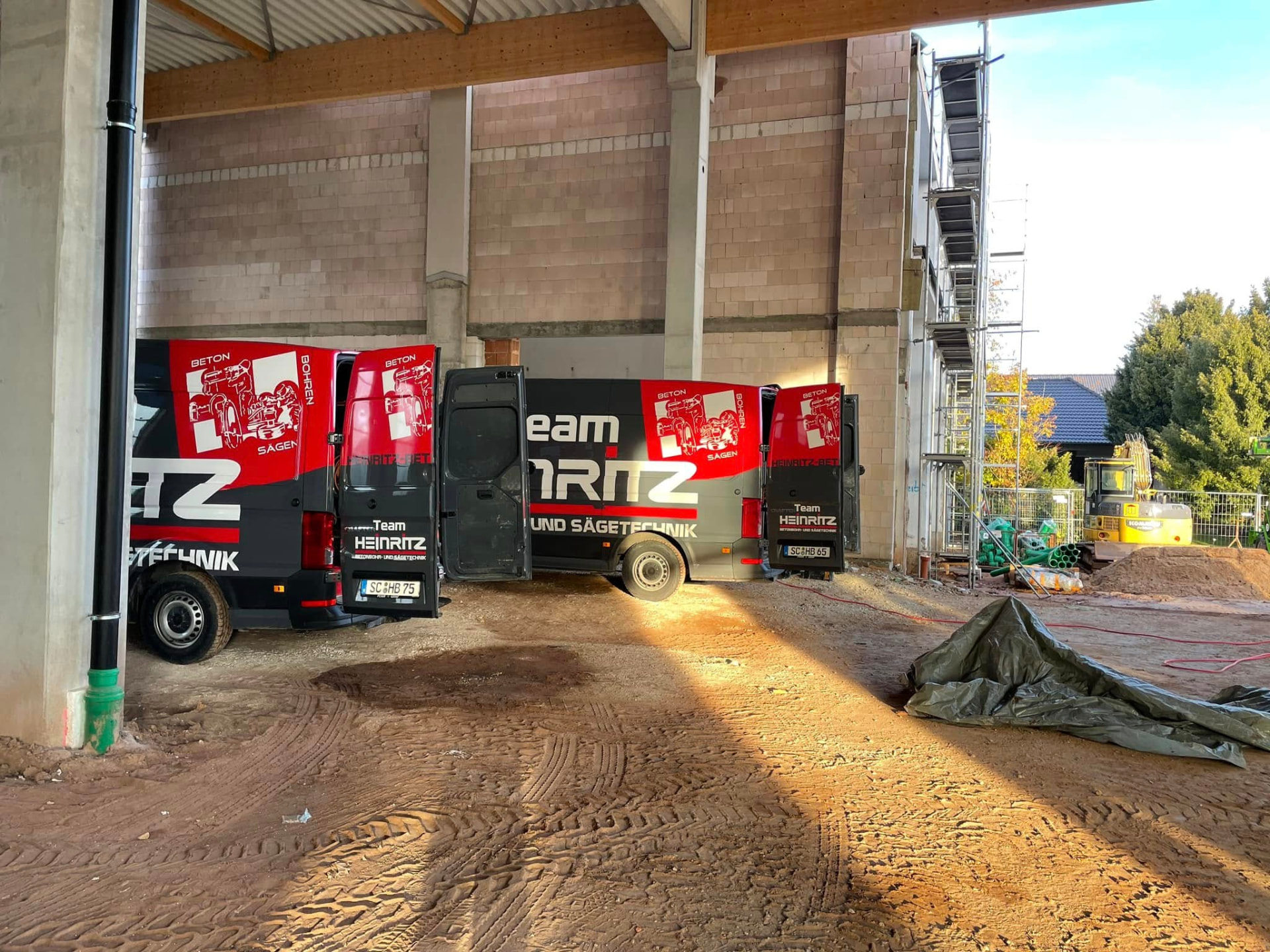 Zwei Heinritz-Fahrzeuge auf einer Baustelle