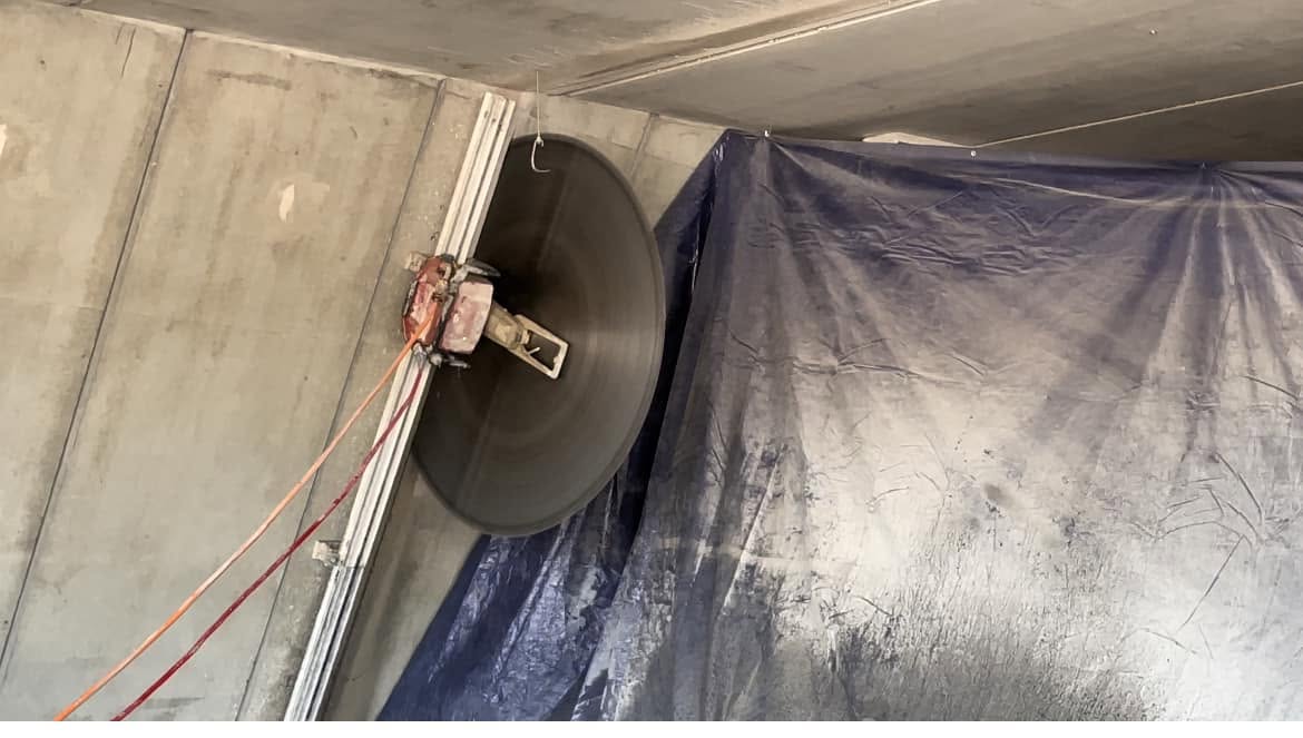 Wandsäge mit großem Diamantblatt im Einsatz
