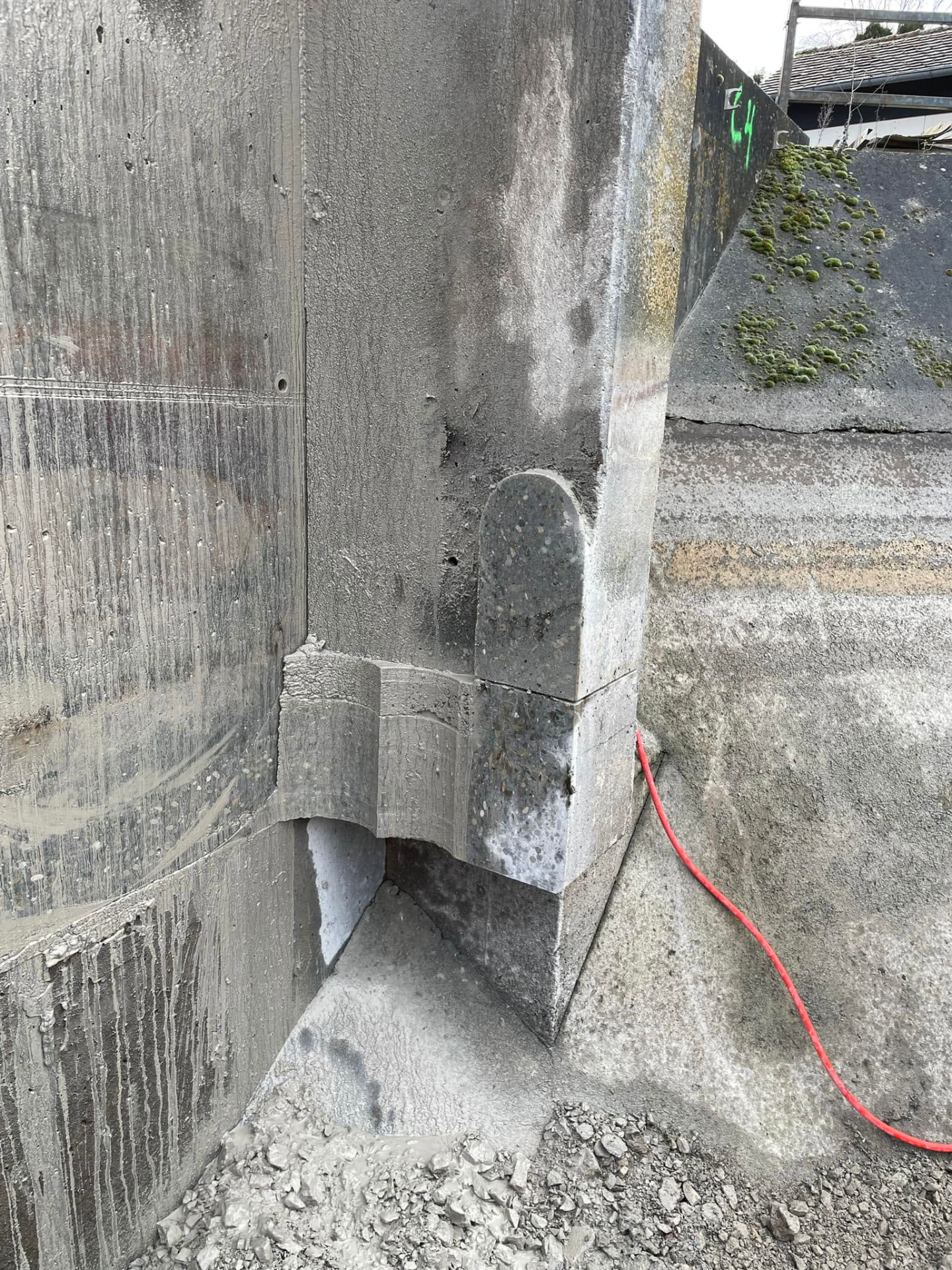 Präzise herausgetrennter Betonkonsolabschnitt