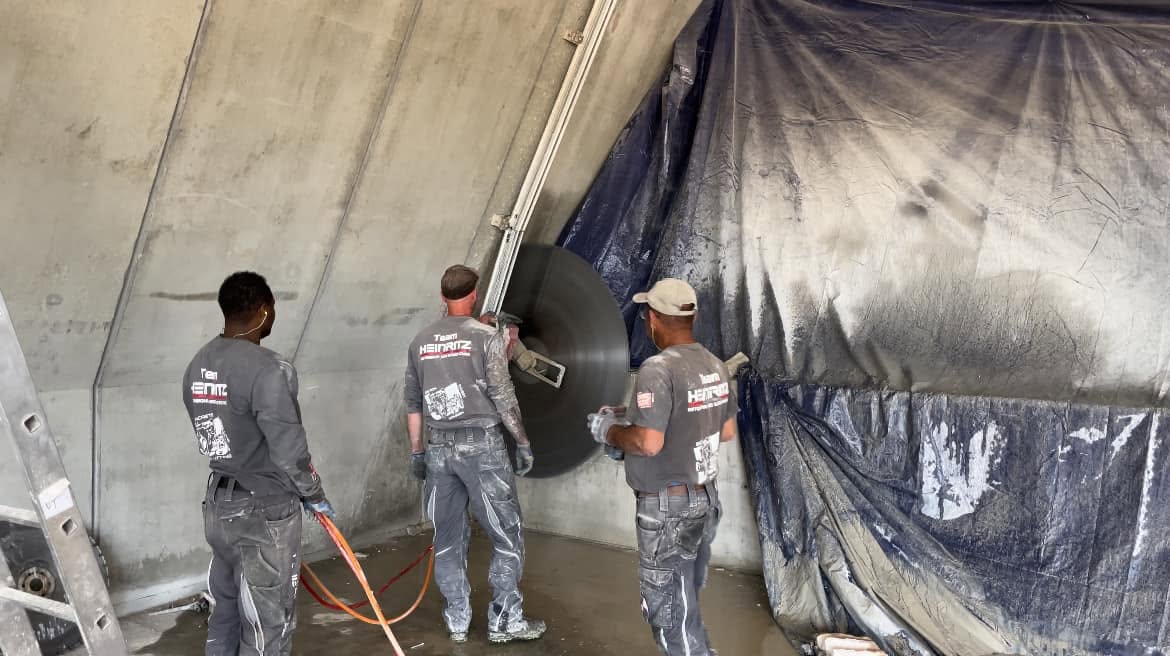 Mitarbeiter bei Wandsägearbeiten an einer Betonwand
